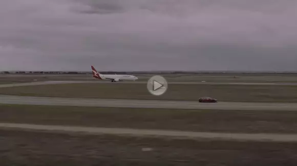 Tesla Model S își încordează mușchii în fața unui Boeing 737