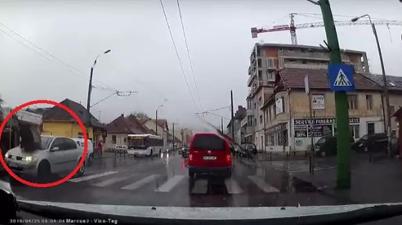 De ce e bine să fii cu ochii în patru la volan! Uite cum a comis-o un șofer în Brașov! | VIDEO