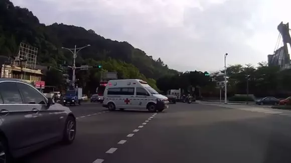 Ambulanța are prioritate! Vezi cele mai ciudate accidente în care a fost implicată o ambulanță! | VIDEO