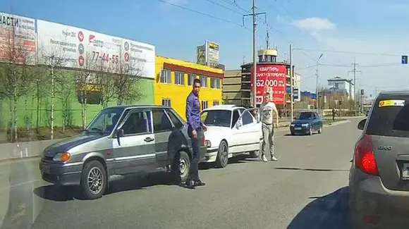 Au vrut să se ia la bătaie în trafic! La fața locului a apărut poliția! Vezi ce a urmat! | VIDEO
