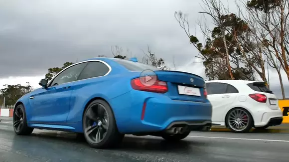 Finiș la fotografie într-un drag race între M2 Coupe și A45 AMG