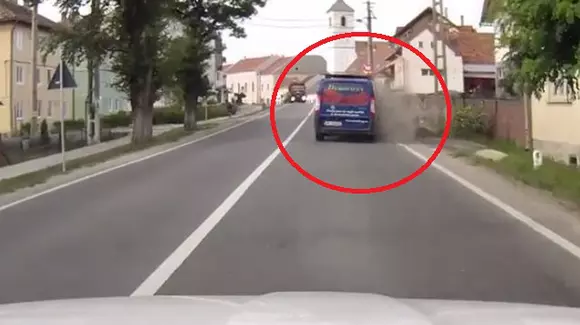 De necrezut! O utilitară a spulberat o căruță pe un drum din Hunedoara! | VIDEO