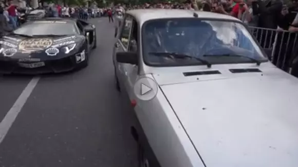 Dacia 1310 face față unui Lamborghini Aventador în timpul Gumball 3000