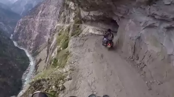 Ai risca să mergi pe aici? Acesta este unul dintre cele mai periculoase drumuri din lume! | VIDEO