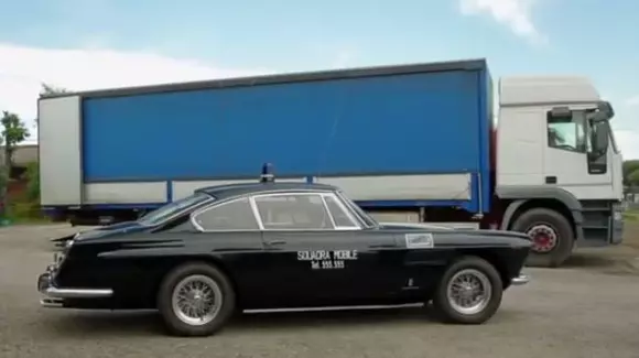 Când glumele devin realitate! Cum a ajuns să aibă poliția din Roma două Ferrari 250 GTE în dotare
