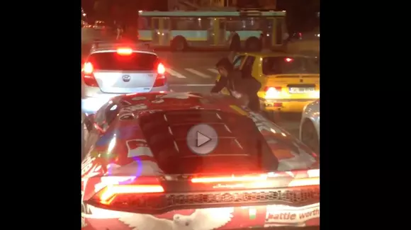 Un concurent Gumball 3000 face cunoștință cu băieții de la semafoarele bucureștene