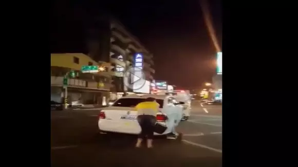 Moment penibil. Cum vrea o femeie să oprească hingherii auto