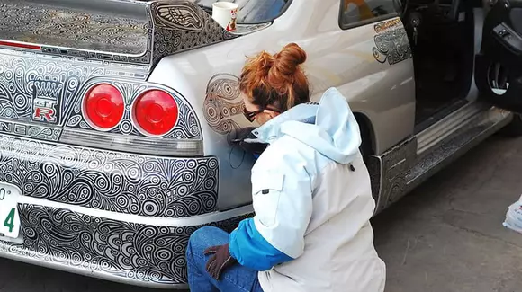 Art Car: Cum și-a desenat o artistă mașina. Rezultatul este fabulos!