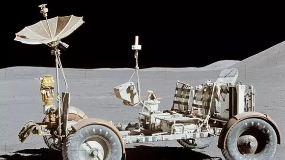 Cum ar fi să te duci cu mașina pe Lună? În cât timp ai ajunge?