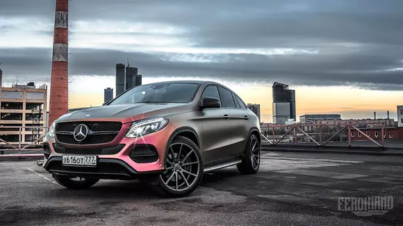 Un Mercedes-Benz GLE Coupe acoperit cu folie cameleon
