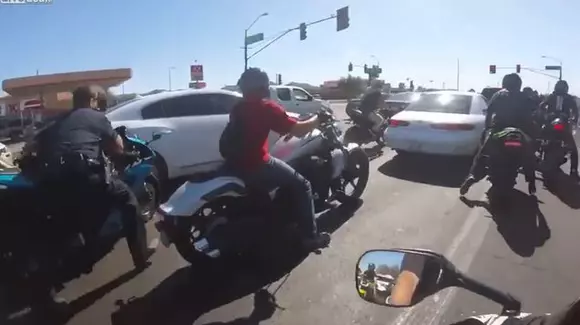 Un motociclist a fost filmat cum fuge de poliție. Ce lucru important și-a uitat la fața locului? | VIDEO