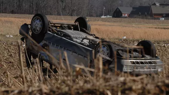 Trei lucruri pe care trebuie să le faci ca să ieși dintr-o mașină răsturnată