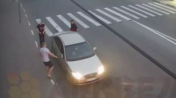 Prea furios! Ăsta e cel mai "nebun" șofer! Uite cum a distrus o mașină, deși era amenințat cu un pistol! | VIDEO