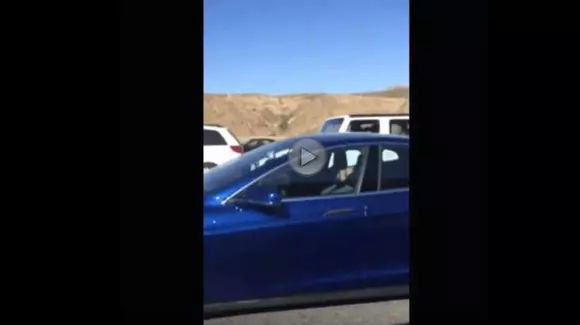 Șoferul doarme, iar Tesla Model S conduce