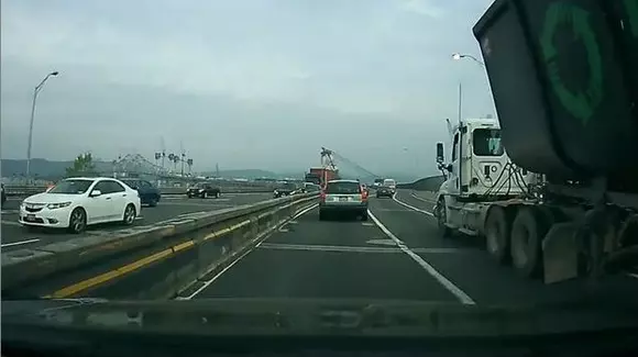 La un pas de tragedie! Uite cum a scăpat un șofer ca prin urechile acului! | VIDEO