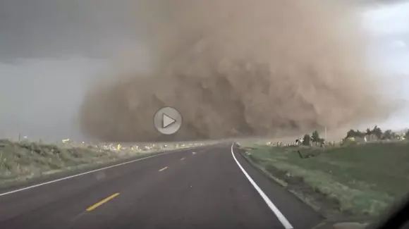 Imagini incredibile surprinse de vânătorii de tornade