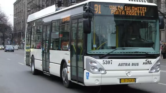 Accident bizar în capitală, după ce două troleibuze s-au luat la întrecere