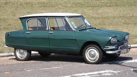 Mașinile mai vechi de 19 ani nu mai pot circula în Paris în zilele lucrătoare. Legea nu se aplică și în cazul vehiculelor istorice!