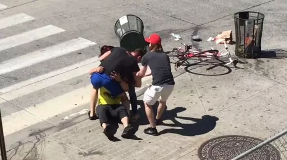 Un șofer și un biciclist s-au luat la bătaie în centrul New York-ului! În cât timp a venit poliția? | VIDEO