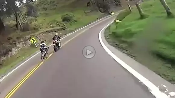 Când nu prea te pricepi să te dai pe motor, iar un biciclist te depășește