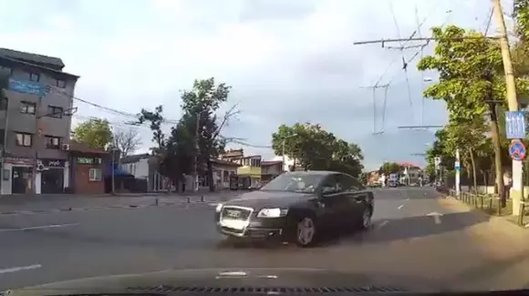 De necrezut cum au judecat asiguratorii un accident de circulație, după ce un șofer a fost lovit de o mașină care circula pe contrasens! | VIDEO