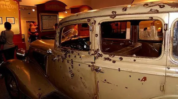 Povestea celei mai celebre mașini ciuruite! Fordul V8, mașina modificată în care și-au găsit sfârșitul Bonnie și Clyde