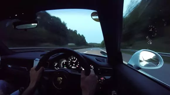 Porsche 911 R își arată mușchii pe Autobahn