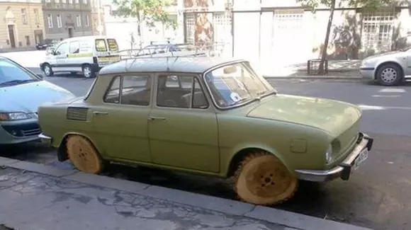 Asta e mașina cu cele mai ciudate roți din lume!