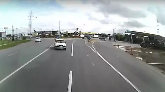 Se întâmplă în România. Un taximetrist a intrat pe contrasens și s-a izbit de un autocamion. A fost o manevră sinucigașă? | VIDEO