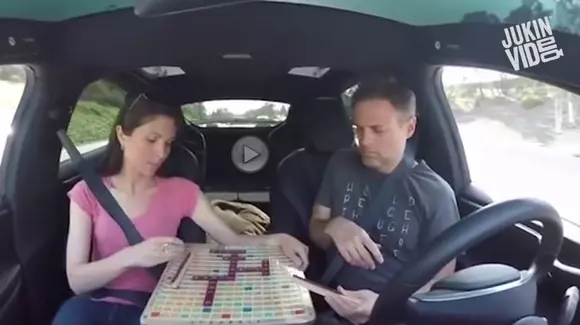 Iată ce poți face când un Model S merge cu Autopilot