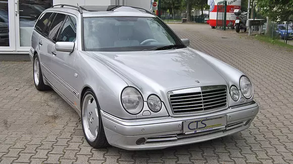 Un Mercedes-Benz E 55 AMG T-Modell din colecția lui Michael Schumacher a fost scos la vânzare