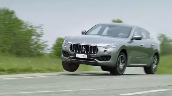 Noul SUV Maserati Levante rulează pe două roți! (VIDEO)