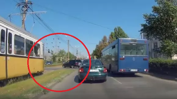 Halal accident! Ce a pățit un șofer din Iași care nu a văzut tramvaiul venind! | VIDEO
