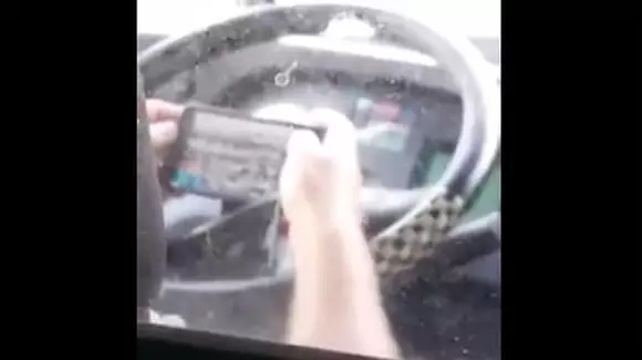 Un șofer de autobuz din București vânează Pokemoni! Singura problemă? E la volan! | VIDEO