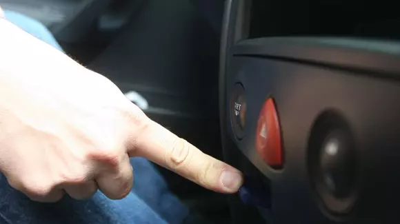 De câte ori n-ai apăsat pe "avarii" fără să ai cu adevărat nevoie? Tu mai știi când spune legea să le folosești?