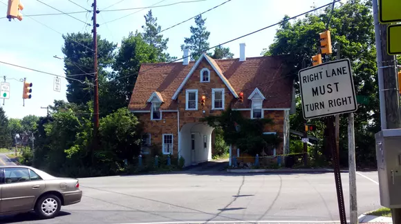 O lume nebună: Casa străbătută de un drum public