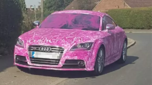 Un Audi a fost acoperit în vopsea roz