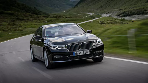 BMW 740e iPerformance: Seria 7 cu încărcare la priză
