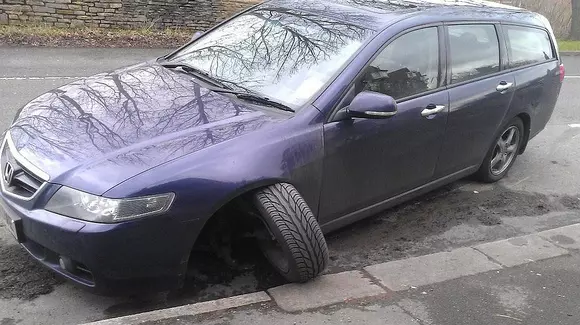 V-ați distrus mașina în gropile de pe drum? Iată cum recuperați banii