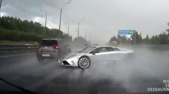 De câte ori se poate roti un Lamborghini pe o autostradă pe timp de ploaie? | VIDEO