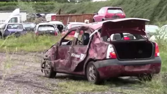 De câte ori trebuie să lovești un Logan ca să nu mai funcționeze? | VIDEO