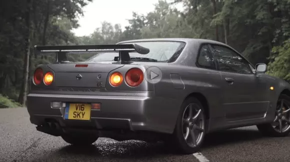 Duel în familie - Nissan GT-R R35 față în față cu R34 Skyline GT-R