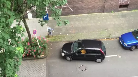 Cât îi ia unei femei să parcheze un Opel Corsa pe două locuri?  | VIDEO