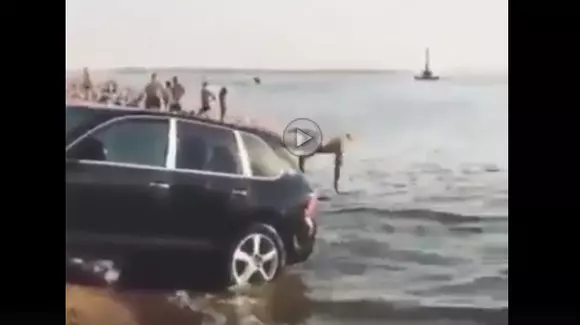 Un Porsche Cayenne devine tobogan și trambulină pentru câțiva ruși