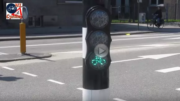 Cam așa arată și lucrează un sistem de semafoare inteligente