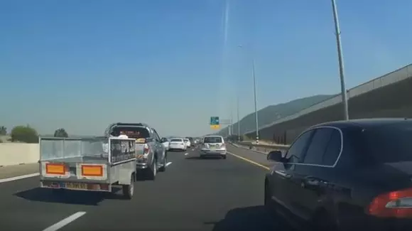 A vrut să-i dea o lecție cu mașina, dar nu știa că e polițist! | VIDEO