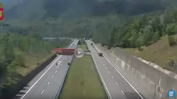 A întors TIR-ul pe o autostradă in Italia. Vezi și tu isprava șoferului român