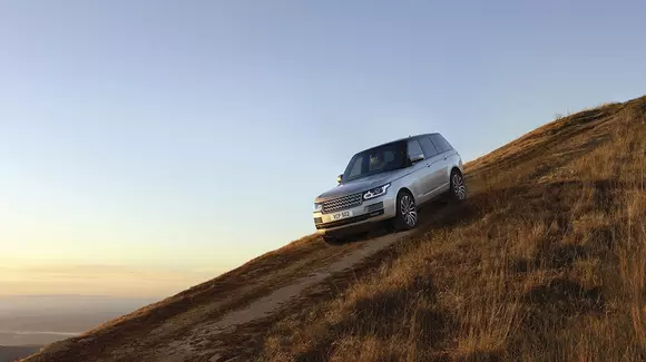 Modificări importante pentru Range Rover. Apare nivelul de echipare SVAutobiography Dynamic și motorul de 3,0 litri de pe F-Type