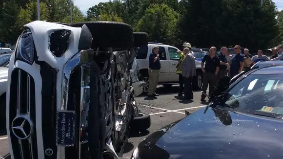 Test drive fulger - În câteva secunde a avariat 5 mașini