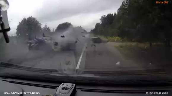 Accident extrem de brutal în Rusia, surprins pe cameră. Victimele supraviețuiesc miraculos (VIDEO)